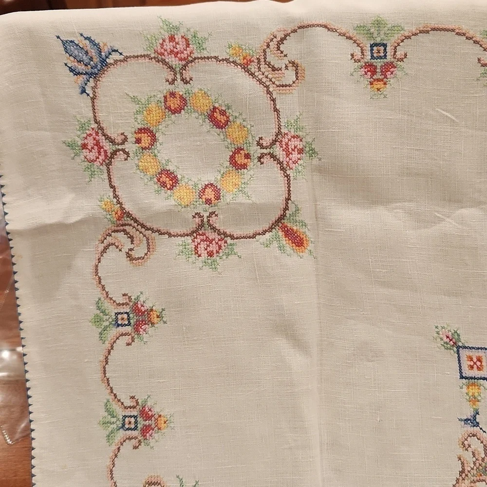 Vtg Cross Stitch Small Table Cover 2 napkins